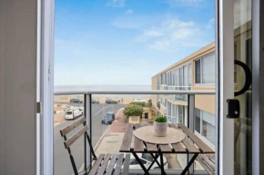 Beachside retreat with ocean views in Glenelg